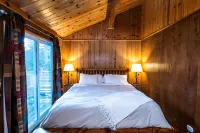 *NEW* Sheephorn Getaway - Cozy cabin 3 min to slopes + jacuzzi + fireplace