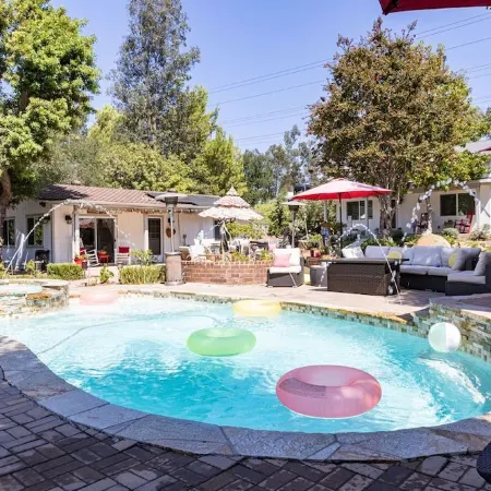 Adorable 4 Bedroom Guest House WPool + Jacuzzi