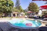 Adorable 4 Bedroom Guest House WPool + Jacuzzi
