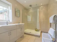 Pigsty Cottage - Luxurious apartment within orangery Hotels in Melksham