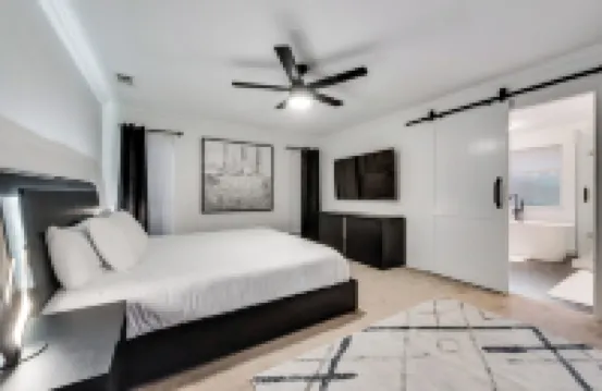 Ultimate Comfort & Modern Elegance in our Renovated Pool House with Hot Tub