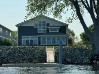 Mississippi waterfront vacation home that welcomes dogs! Private dock for boats - 홈스테이
