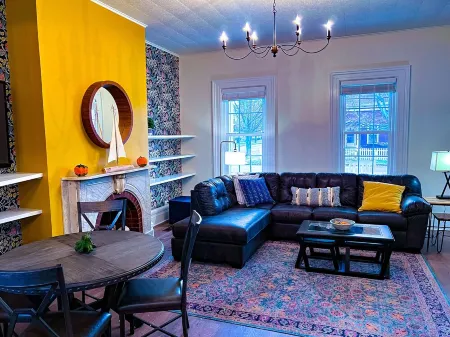 Set within a beautifully restored 19th century home in the Heart of Watkins Glen Отели рядом с достопримечательностью «Парк штата Уоткинс Глен»