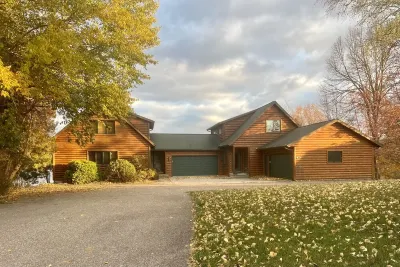 Cozy Cabin on Lake Wisconsin Skiing, Fishing & Hiking Retreat
