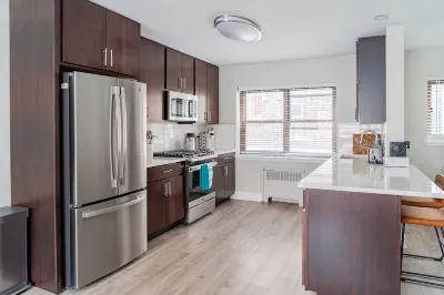 Modern|Aesthetic|2BR|Evanston|Next to Beach Searle Center for Advancing Learning and Teaching周辺のホテル
