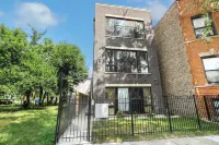 LuxHome up to 6 guests in Chicago; WiFi, AC, Heat, Security cams, Downtown 8mins Hotels in Bronzeville