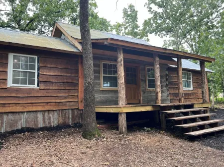 Honey Springs Cabin- restored historic cabin 12 minutes from Lake of the Ozarks