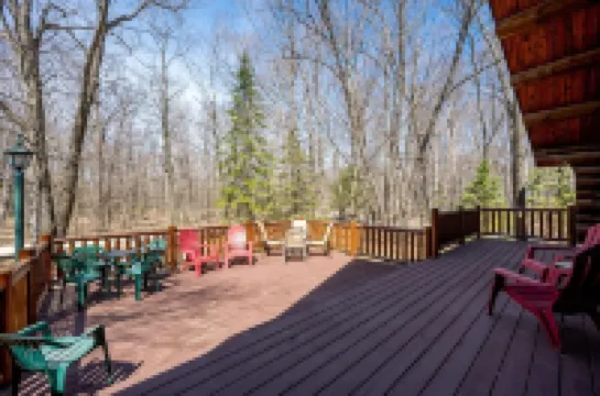 Charming 3-bedroom Log Cabin by the lake