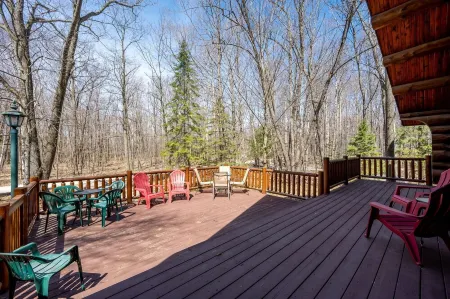 Charming 3-bedroom Log Cabin by the lake