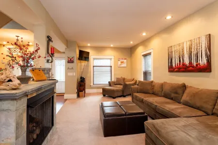 Wolf's Den Отели рядом с достопримечательностью «Watson's Chocolates»