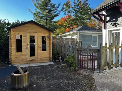 Adorable newly built 1-bedroom guesthouse with Sauna Hotels near Speedway