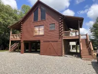 River Front Log Cabin- Hot Tub-Tubing on the River, Pet Friendly. - Parvekkeita