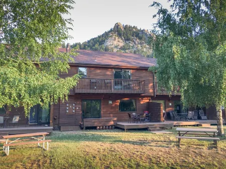 “Luxury Living by the River: Embrace Comfort, Surrounded by Wildlife.  2B2Bcondo Отели рядом с достопримечательностью «Gem Lake»