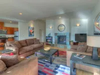 Water View! Luxury Starboard Suite-- walk to cafes, shops, galleries & beaches. Hotels in Eastsound