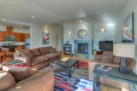Water View! Luxury Starboard Suite-- walk to cafes, shops, galleries & beaches.