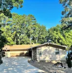 Beautiful and Spacious Lake Front Home. Golf, Kayaks, Minutes from Hot Springs!