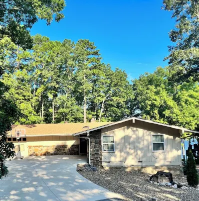Beautiful and Spacious Lake Front Home. Golf, Kayaks, Minutes from Hot Springs! Hotels in Hot Springs Village
