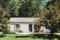 Charming Cottage w/ HOT TUB - 5 Min from LAKE MICHIGAN!