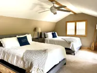 August Discounts!! Quiet Cove 4 Bedroom Lake Retreat, Large Dock & Fire Pit 🎣⛵️☀️