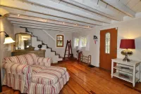 ADORABLE CREEK COTTAGE Charming Original Details, Fireplace, Near Town, WiFi