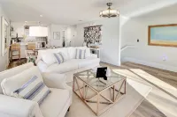 Cape Casa--Beautiful 2BR Dog-friendly  in Barrier Dunes, 200 steps to Beach