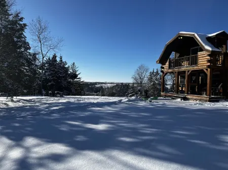 Heritage hideaway-Secluded Log Cabin