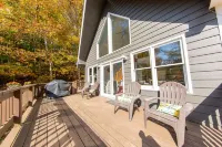 Cute and Cozy Cottage with hot tub