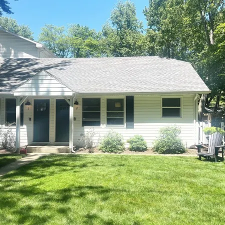 1 bed/1 bath, 1.5 blocks to beach/town, dog friendly