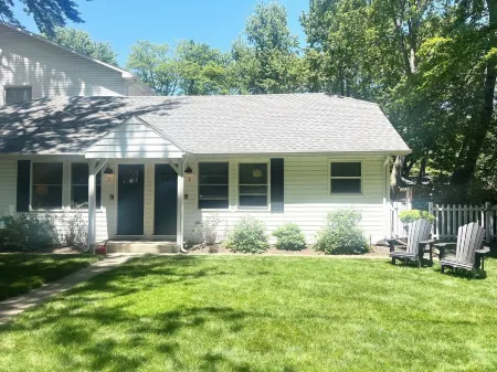 2 bed/1 bath, 1.5 blocks to beach/town, dog friendly