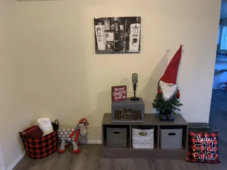 *Remodeled* Taber Street Railroad House Отели рядом с достопримечательностью «Wild West Junction»