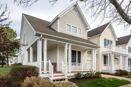 End Unit Townhome on Golf Course Cul-De-Sac with Great Sunsets & a Peloton