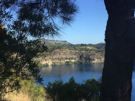 Sun filled 3 bedroom home Отели рядом с достопримечательностью «Кейв Гарден»