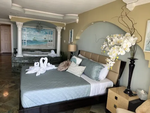 Honeymoon Suite; Whirlpool and Beautiful Oceanview