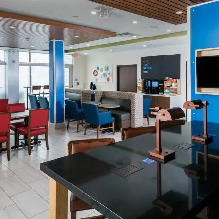 Holiday Inn Express & Suites MEDFORD by IHG