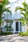 Sanctuary with private patio near Parks, Dining, Yacht Club, Marina, CocoWalk. Hotels in Coconut Grove