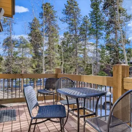 Beautiful 3 bedroom with private hot tub, walkable to town and trails