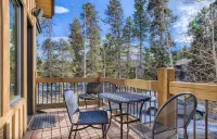 Beautiful 3 bedroom with private hot tub, walkable to town and trails