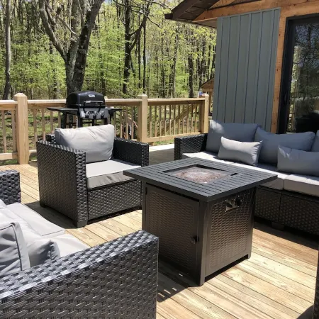 Hot tub-petfriendly-firepit-pool table-bar-3+acres