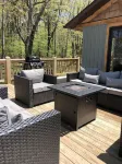 Hot tub-petfriendly-firepit-pool table-bar-3+acres