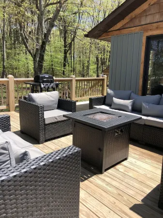 Hot tub-petfriendly-firepit-pool table-bar-3+acres