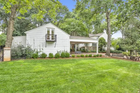 Newly Remodeled Upscale Downtown Guest Cottage - 1br loft - Sleeps 6