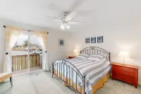 Charming 2 BR Condo - Convenient location - Close to beach - Community pool - WD