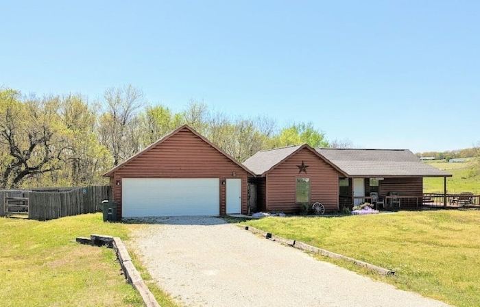 Star Valley cozy log cabin close to the Chickasaw National and Turner Falls Park