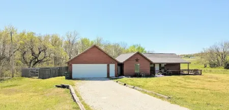 Star Valley cozy log cabin close to the Chickasaw National and Turner Falls Park