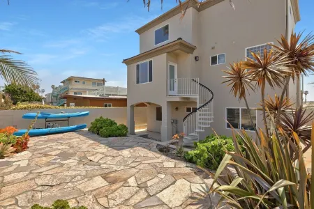 Contemporary Beach Getaway with Expansive Views