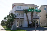 On canal. 3 minute walk from beach! 5 minutes from everything!!