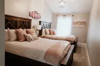 Walkable to Town, 3 Bed 2.5 Bath - Gym