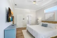 🌴☀️New Vacation Home! Steps from Beach! 4/2.5, Sleeps 8 ☀️🌴 Hotel a Redington Beach