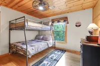 4Bdr+ Loft ~ Dog Friendly~ Hot tub~ Game Room ~ Resort Pool ~ Fire Pit- Ellijay