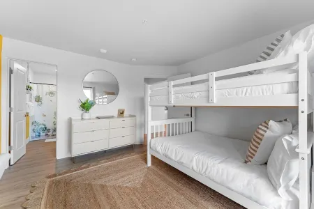 Downtown Happy Hideout Condo Отели рядом с достопримечательностью «The SKY Deck at Parakeet Pete's Waterfront Zipline»